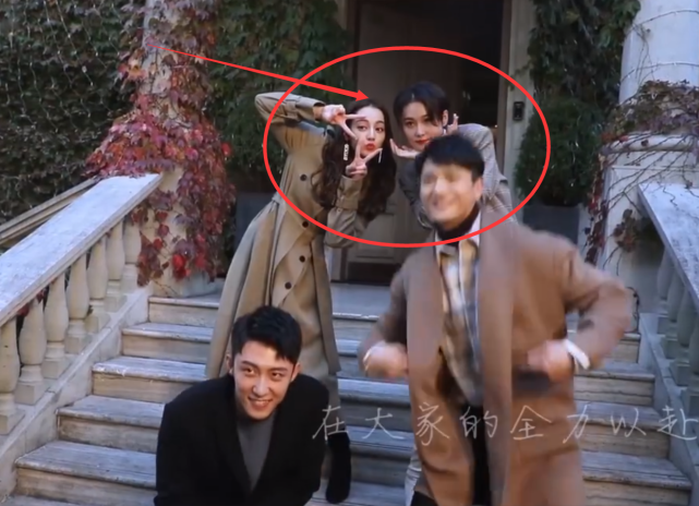 「迪丽热巴」黄景瑜和热巴合照,表面两人距离很近,手部动作却“避嫌”明显