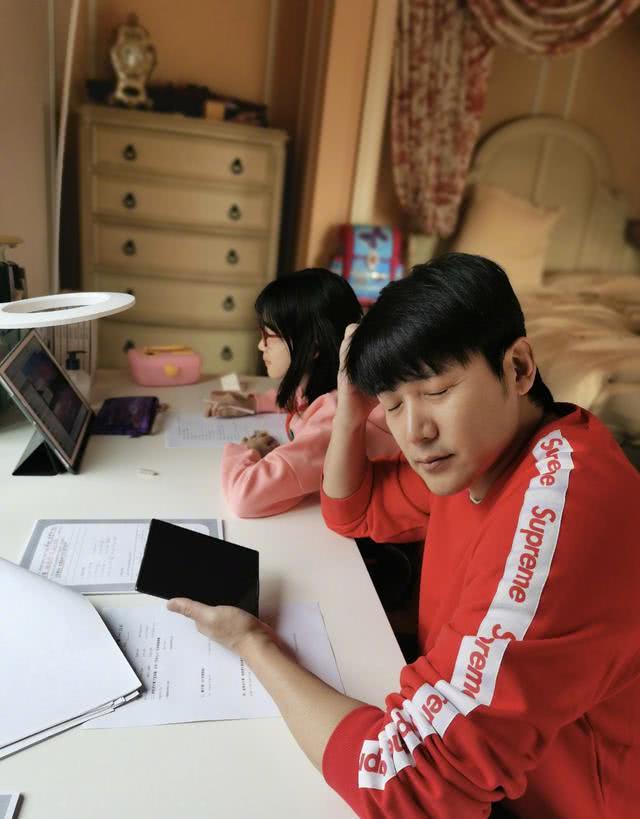 [陆毅]陆毅豪宅内景曝光！大到空旷装修成本不菲，西式华丽风格堪比城堡