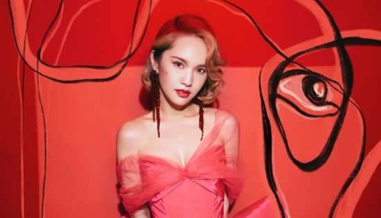 杨丞琳|杨丞琳演唱会踩空摔倒现场画面曝光简直惊心动魄