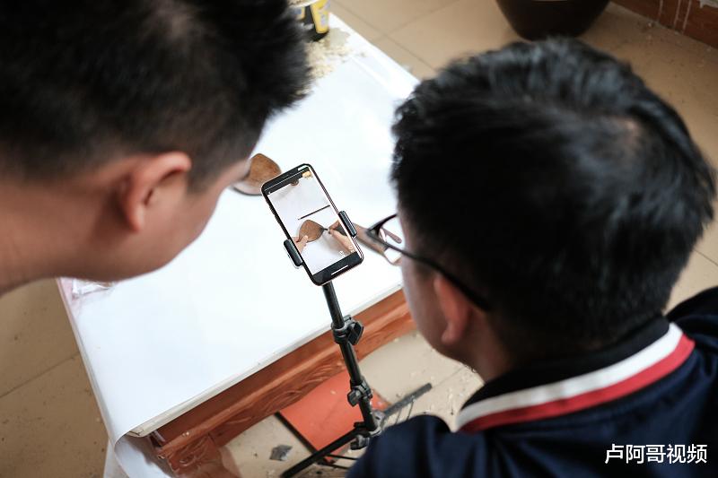 『电子商务』如何做自媒体电商赚钱，做好了，每个月赚10万很简单！