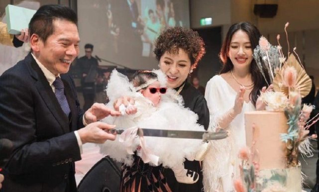 郭碧婷|郭碧婷爸爸晒女儿庆生现场照，意外曝光家中小客厅，向佐惊喜露面