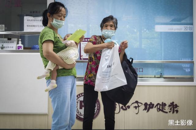 黑土影像|女子婚后7年未孕，抱养女婴致倾家荡产，丈夫：要么离婚要么放弃