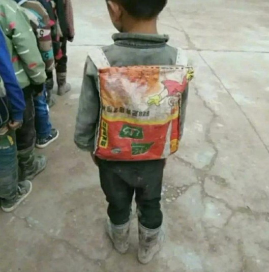 孩子背着“麻袋”书包，跟其他同学格格不入，网友：穷人的心酸