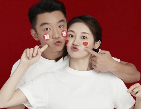 Angelababy■别人比心都用手，当看到苗苗和郑恺，夫妻关系一目了然！