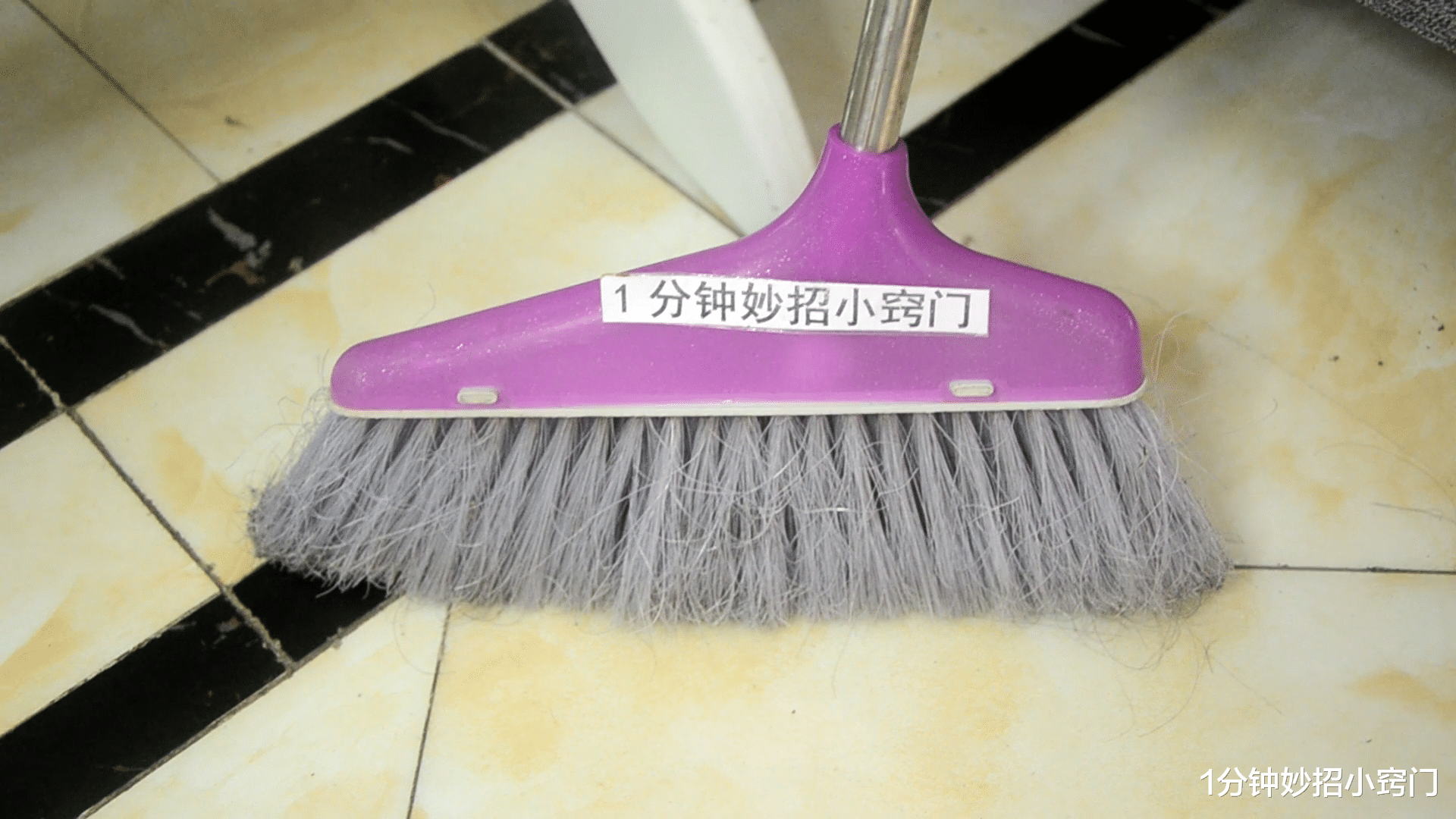 |不管家里多有钱，这3个地方都不能放扫把！不是迷信，有的快拿走