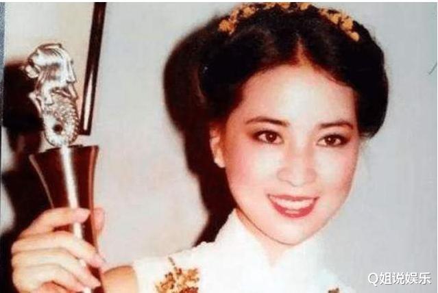 成龙|1999年,吴绮莉为了成龙曝光小龙女,林凤娇的反击堪称教科书