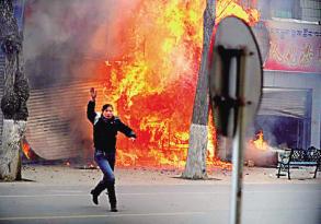 神鸟知讯资讯站|用汽油烧死你全家！因口角摩擦，邻居深夜放火：他一家老小10口人