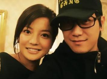 赵薇▲赵薇：抛弃同床三年身价120亿小伙，为何嫁二婚带娃的黄有龙？