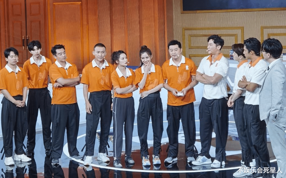 『李沁』《跑男》路透图,李沁和baby同框弯腰,我却注意李沁手放的位置