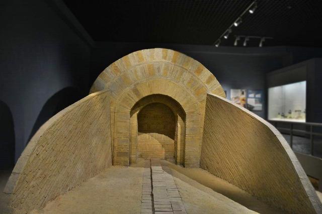 【司马睿】山东古墓挖出5岁女童，穿金戴银身着嫁衣，确定身份后令人心疼