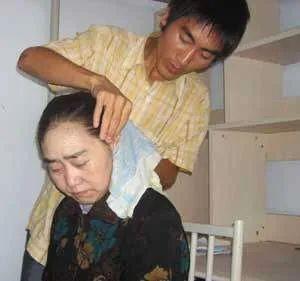 『山东省』12年前那个“千里背疯娘上大学”的男生，现在怎么样了？