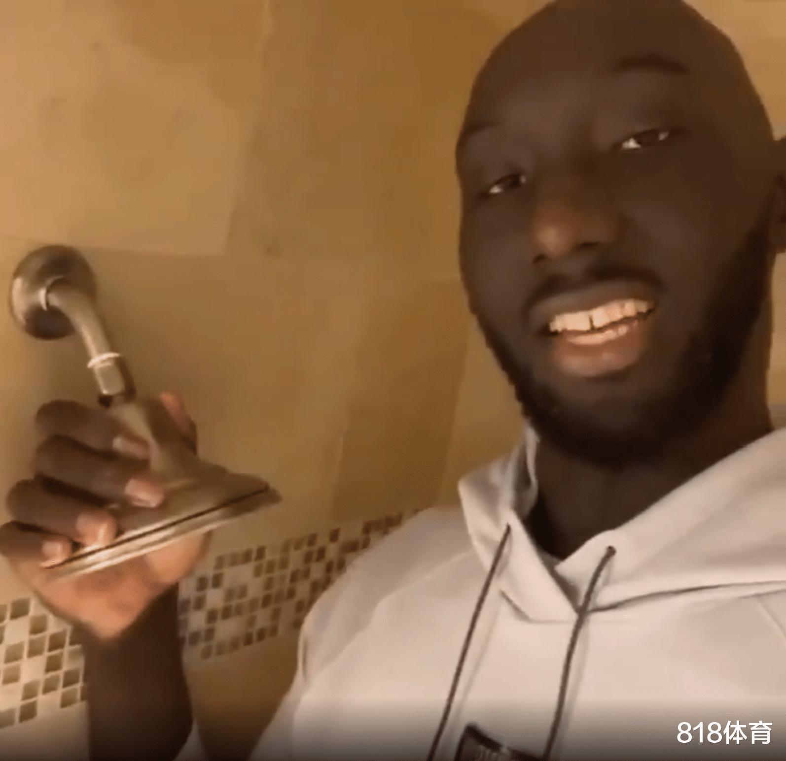 「基因突变」2米31巨人法尔生活曝光！进门弯腰低头，洗澡蹲着，开豪车像玩碰碰车