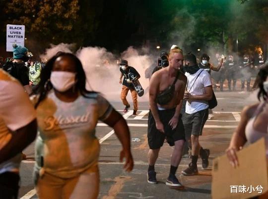 『美国』黑人留学生建议在中国建立弗洛伊德雕像、广场,来表明“反歧视”立场!