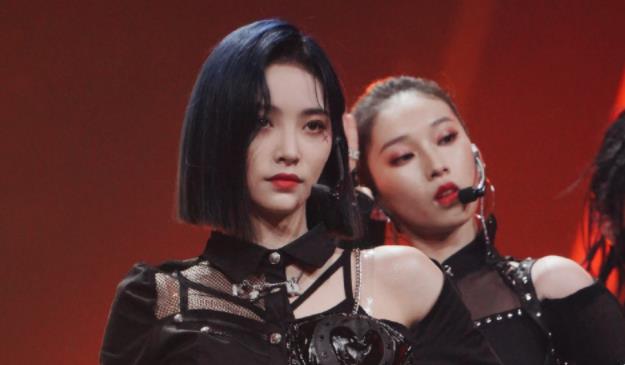 #练习生#《青春有你》总决赛表演成车祸现场，练习生唱功暴露问题