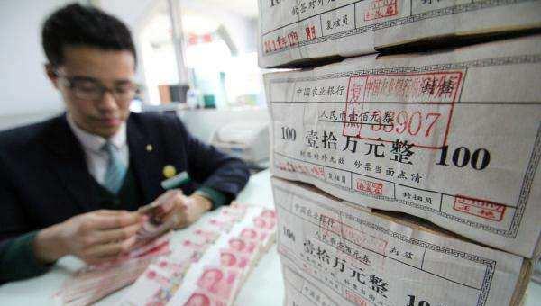 银行|银行行长透露：手有20万这样存，每年躺着赚近1万元的利息！