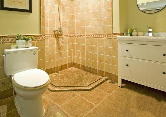 【】卫生间还做斜坡？做个拉槽四边走水，排水快不堵塞，好处多多！