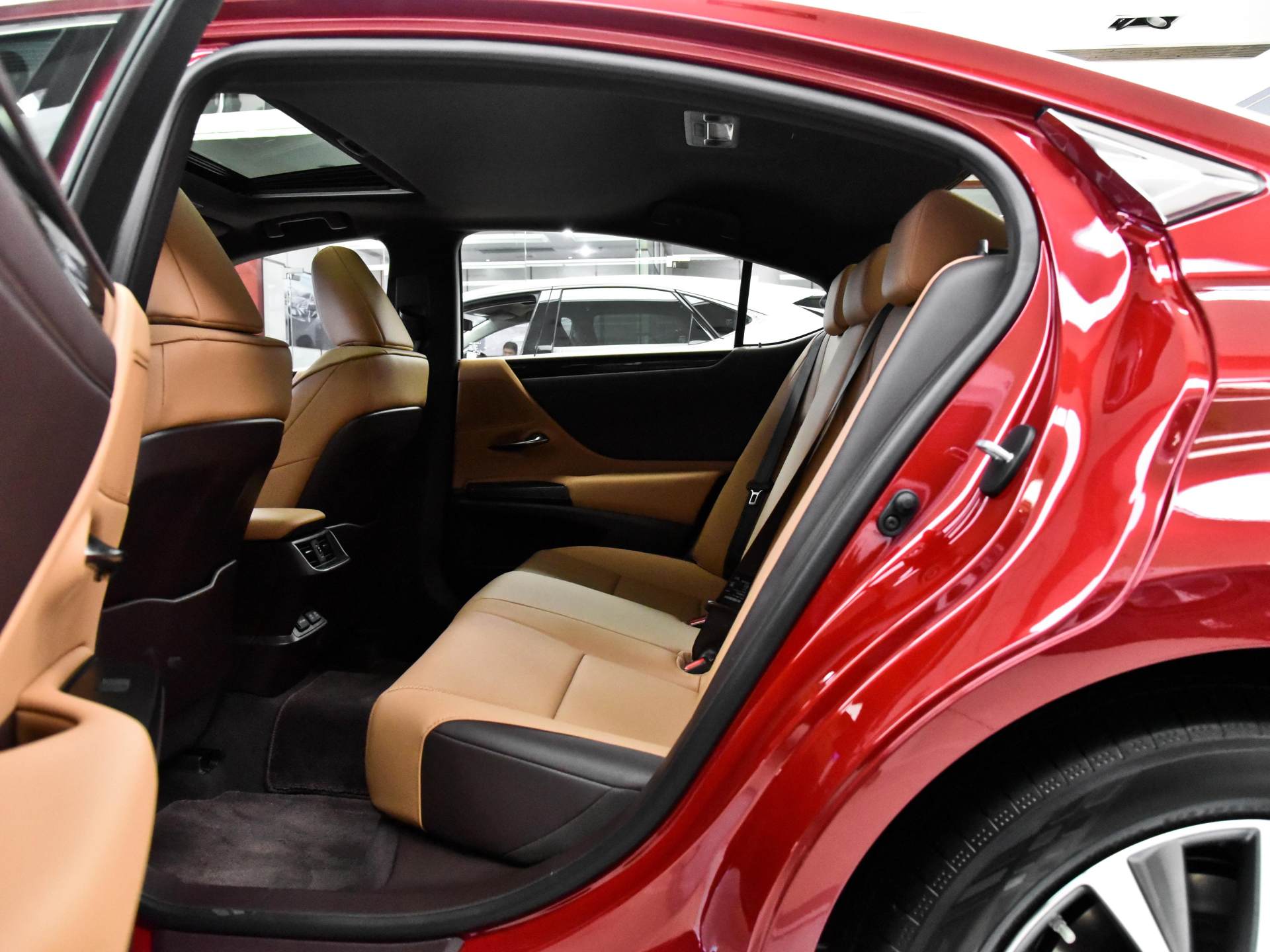 雷克薩斯新款B級豪華轎車到店實拍，搭載2.0L+CVT，內飾奢華-圖6