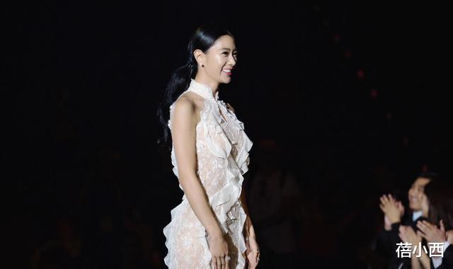 「连衣裙」克拉拉又穿一字肩连衣裙，这次扎低马尾辫，侧分刘海更有高级感