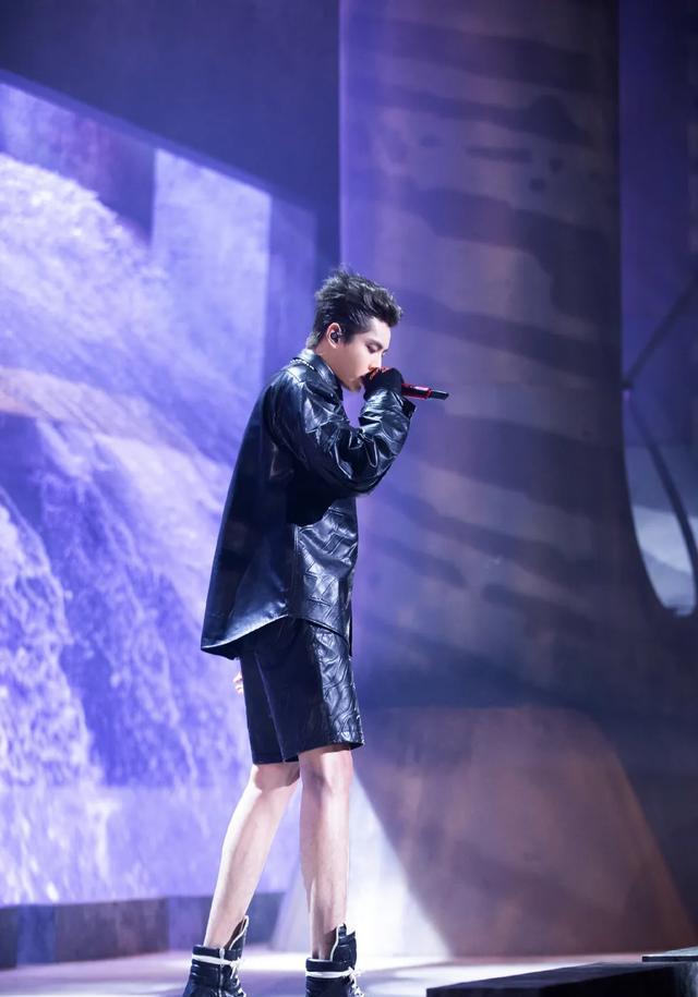 吴亦凡|谁还记得出道时的吴亦凡，那个在快乐大本营，留着寸头的清纯少年