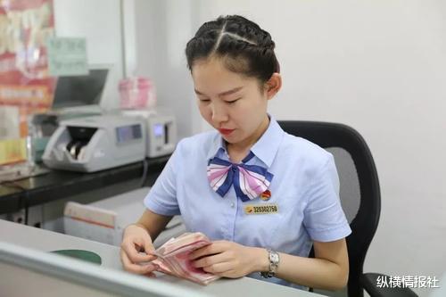 银行|富豪到银行办业务,柜员两个字将他激怒,他一气之下取走几亿存款