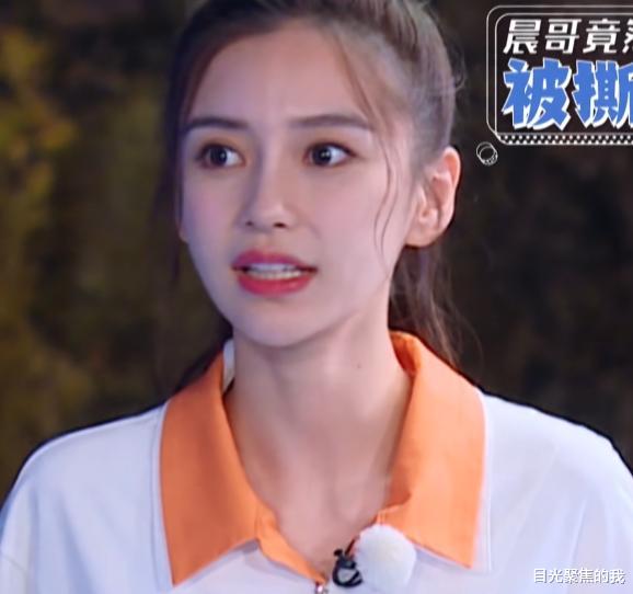 #李沁#郑恺抱着李沁撕她名牌，谁注意他的手放哪了？这是对老婆最大尊重