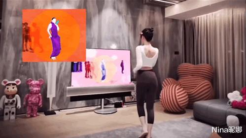 毛晓彤|毛晓彤在家真放得开，穿健美裤跳舞秀女团身材，意外暴露奢侈装修