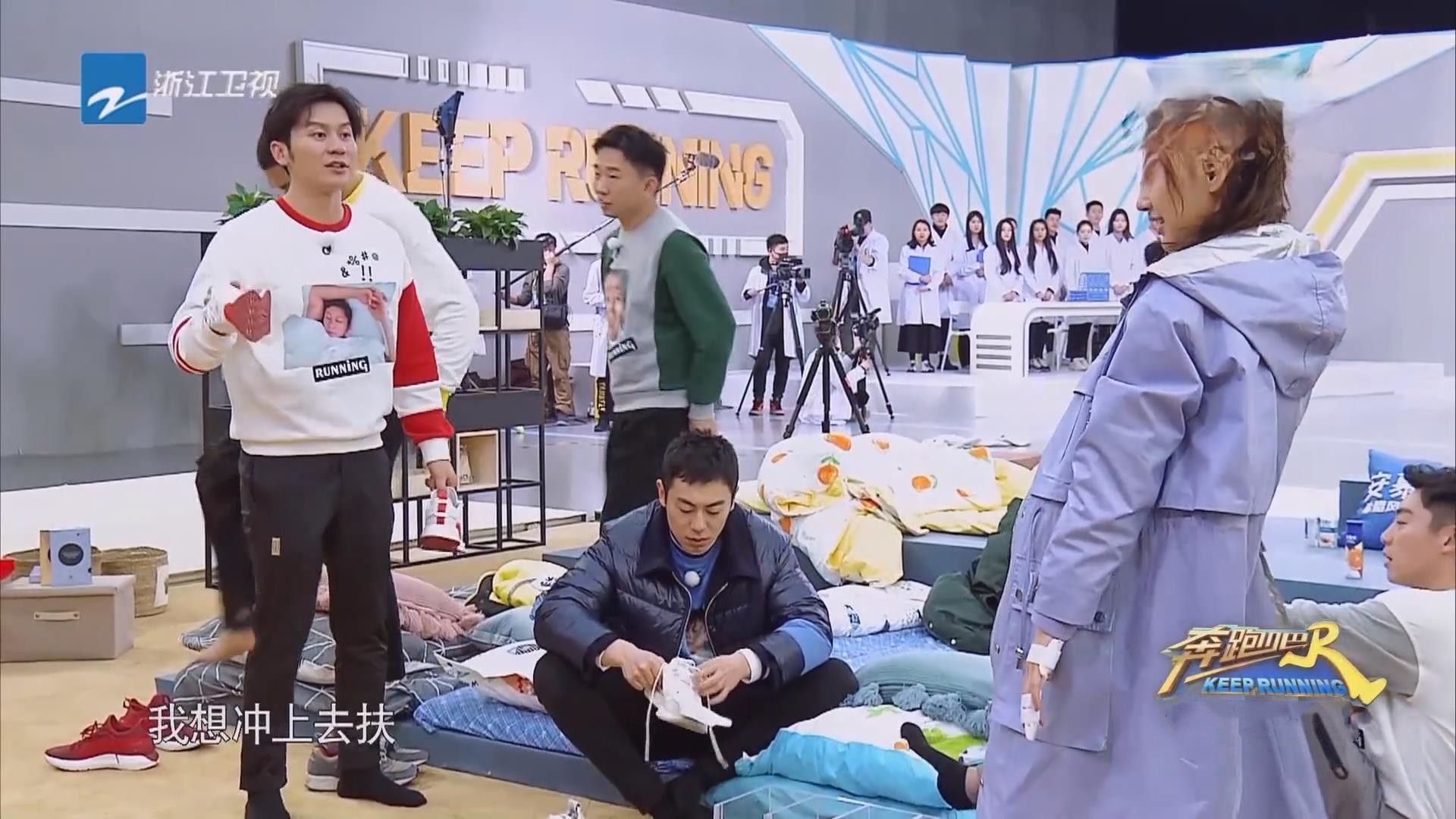 李晨|现场演播室突然倒塌，跑男团惊慌失措，李晨下意识说4字暴露人品