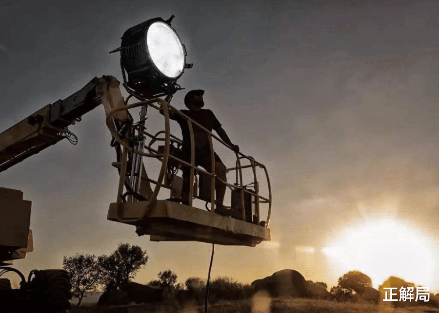 正解局|《八佰》背后的传奇：全国80%灯光师，来自河南这个小县城