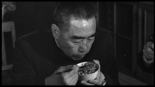 老照片|周总理一张埋头吃饭的老照片，有何不为人知的故事？背后令人潸然泪下