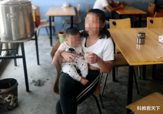 城管@1岁娃被锁车内，孩她妈竟坚持等钥匙，民警怒吼：砸！