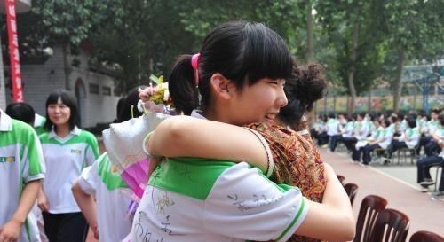 数学|一束鲜花，“毁了”一个老师四个校长，送花的学生有错吗？