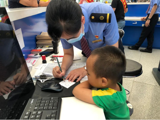 话晴空|4岁男孩和父亲火车站走丢，竟想通过跳舞吸引人们注意，孩子：他一定是迷路了