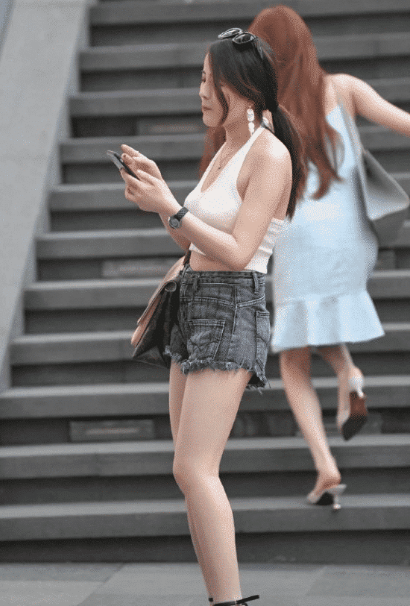 『穿衣搭配』谁相信她是辣妈，如此时髦的穿搭风格，说她18都有人信