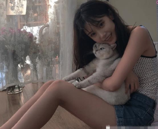 #富二代#还记得被富二代看中的14岁“剪刀手女孩”吗？曾承诺娶她为妻，现状如何？