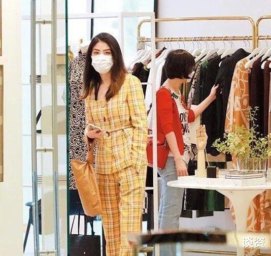 詹姆斯·琼斯|48岁陈慧琳街拍生图曝光，身材颜值超能打，女神不会老的吗？