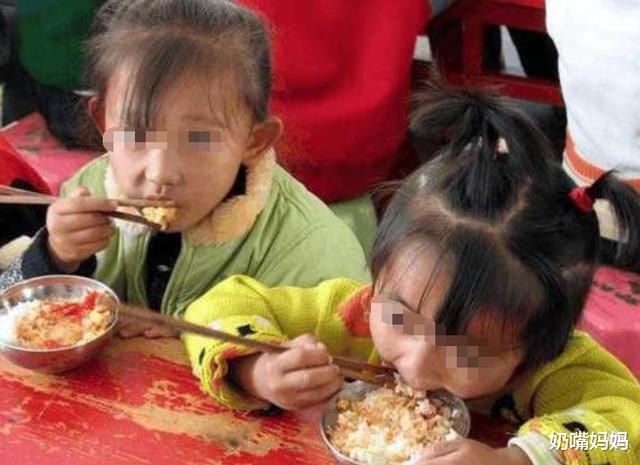 |“妈妈我在幼儿园吃了2碗饭”，看完午餐照片后，妈妈却表示酸了