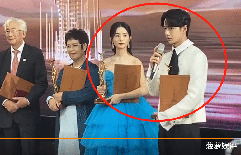 赵丽颖|赵丽颖在台上遇见熟人，谁注意到她干了啥？细节之处显人品