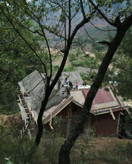 父亲用我的30万建房, 瓦贴的歪歪扭扭, 面砖太丑, 房子完工后我想哭