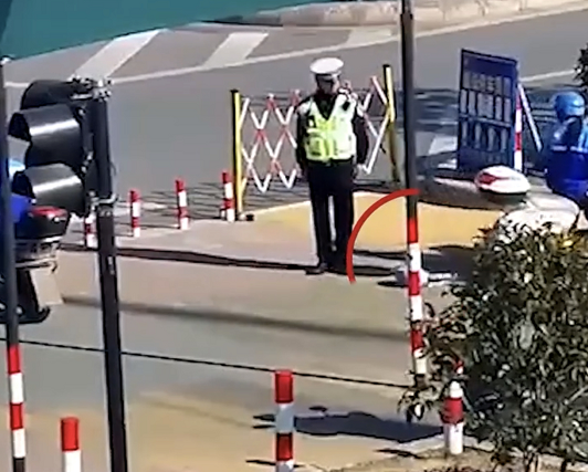 社会侦探员 女外卖员经过执勤点，“掉落”一个暖手宝，接下来的一幕太暖心