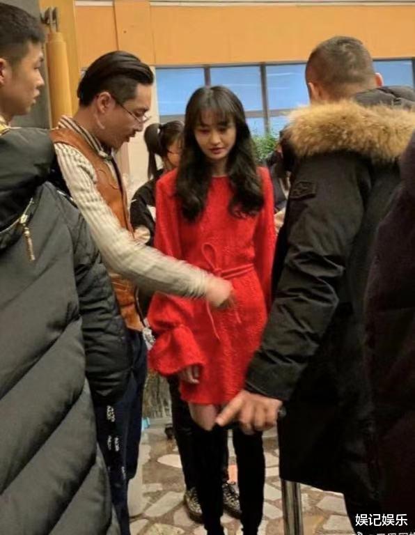 张恒|张恒被曝是富二代，独自带娃仪式感也足，一双儿女写真超萌