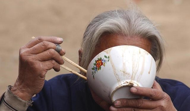 [肠胃]老放屁是在“排毒”吗？频繁放屁，多半是4个原因在“捣鬼”