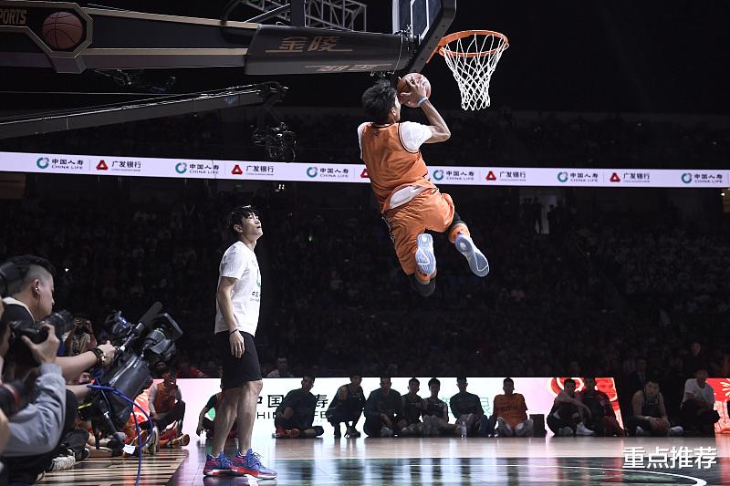 【扣篮】他用脚完成“扣篮”，NBA扣篮大赛完全可以借鉴…