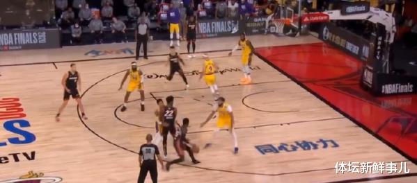 热火队|输球又输人！湖人102-96热火，杨毅曝内情，詹姆斯暴怒，谁注意霍华德举动