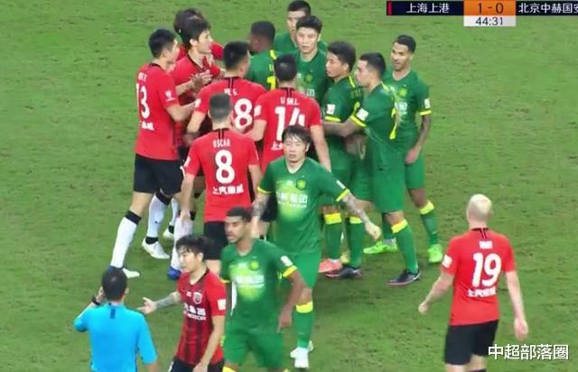 上海上港|中超再现罕见1幕：上港前锋怒气冲冲跑过去，主裁判害怕退了几步