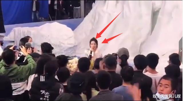 『赵丽颖』继王一博后,赵丽颖《有翡》杀青现场,话筒说话眼泪直流,握拳说“江湖再见”