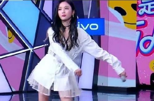 #杨超越#《横冲直撞的二十岁》热播，\杨超越\怼恶评，网友直言就是个花瓶