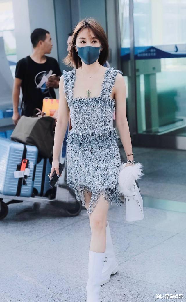 『王子文』王子文: 我又把剪新短发了，穿流苏裙入夏，这鞋子好看吗？