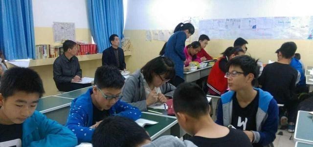 学渣|班主任上课突然“查手机”？藏这3地方准靠谱，学渣：咋不早说！