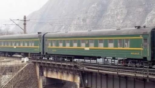 ▲国内“抢手”的火车，硬卧没有空调，一到旺季却连有钱都买不到