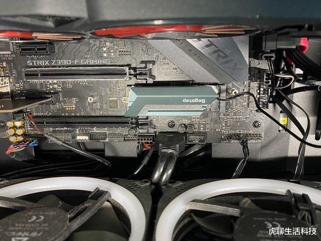 机箱|机箱光污染还缺一点？鑫谷M.2 SSD带RGB散热马甲正合适